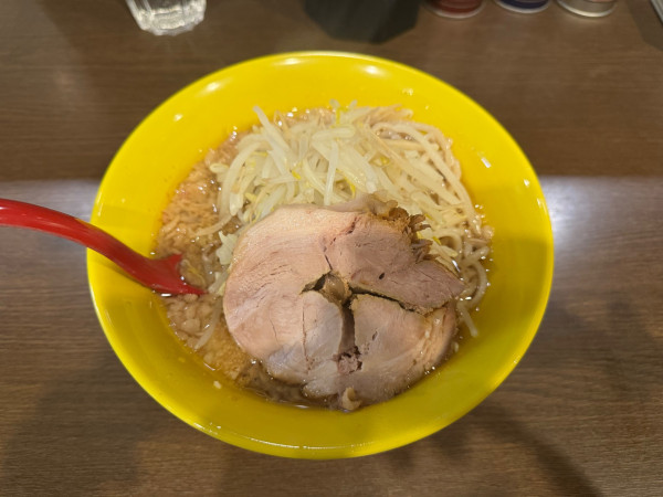 「ラーメンミニ(麺少なめ)やさいにんにく少なめ950円」@ラーメンイエロー 狛江店の写真
