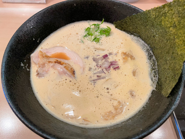 「鶏白湯ラーメン　醤油」@らーめん 鶏と〇〇の写真