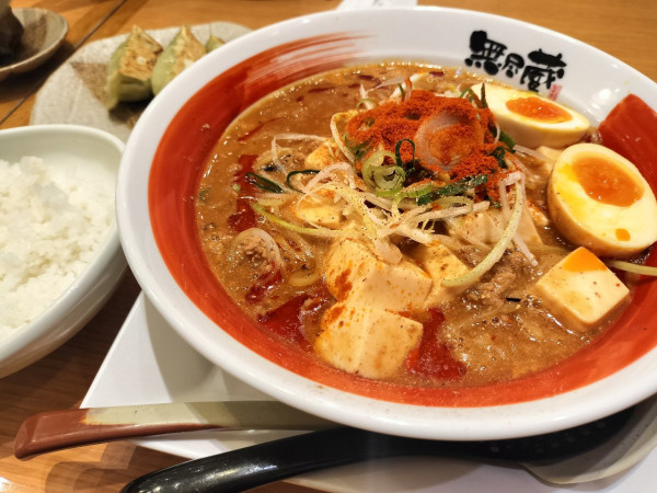 「赤鬼らーめん 3辛 味たま」@越後秘蔵麺 無尽蔵 イオンレイクタウンKaze店の写真