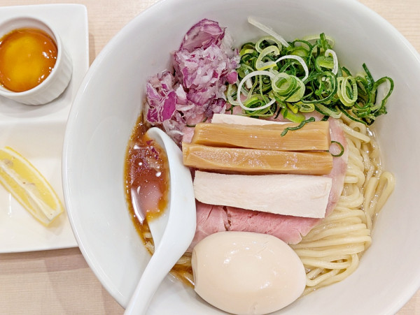 「トリュフ香るまぜそば＋味玉」@らぁ麺たけしの写真