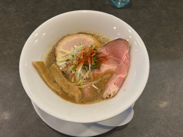 「鶏煮干し中華950円」@はらや TORI PAITAN RAMENの写真