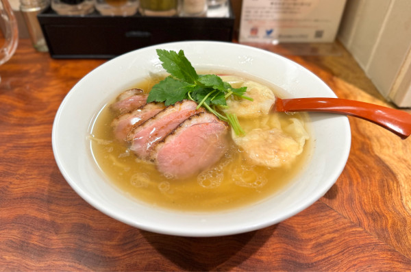 「【試作】鴨そば（塩）¥1500、海老ワンタン¥270」@三馬路 東京店の写真