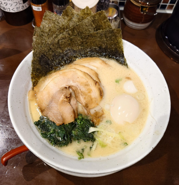 「MAX豚骨塩(麺少なめ、1240円)」@横浜家系ラーメン坂戸家 霞ヶ関店の写真