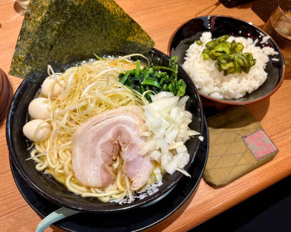 「ネギラーメン＋うずら5個＋ライス」@町田商店 東京ラーメン横丁店の写真