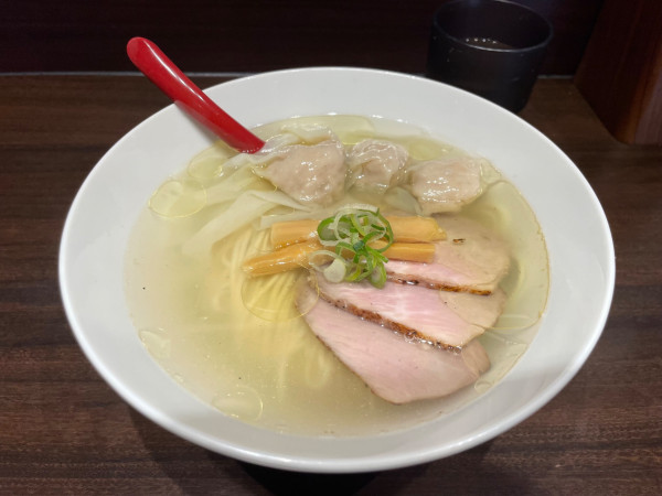 「中華そば塩 ワンタン ¥1300 大盛り ¥150」@寿製麺 よしかわ 西台駅前店の写真