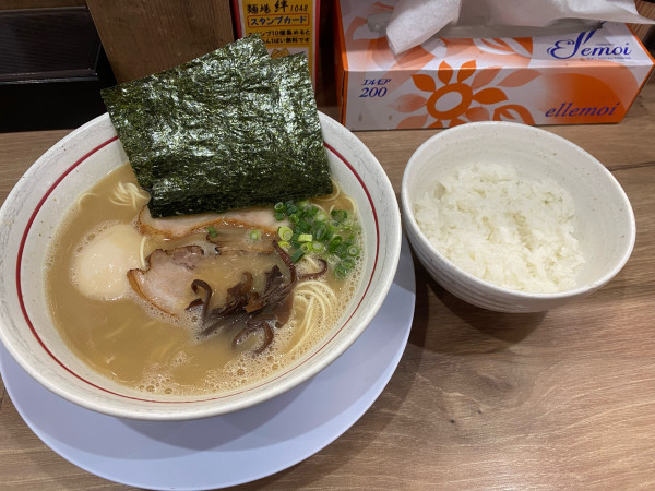 「ラーメン890円+味玉140円+サービスライス+替え玉140円」@麺場 絆1048の写真
