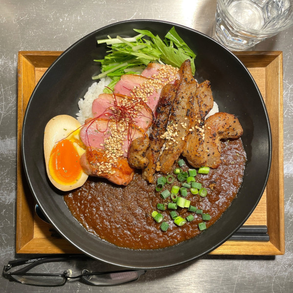 「ダブル盛りカレー（合鴨・トントロ）」@ロックなカレー屋 YASSカレーの写真