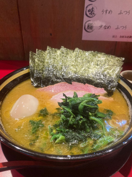 「ラーメン並＋ライスセット　燻製チャーシュー味玉」@家系ラーメン 稲葉家の写真
