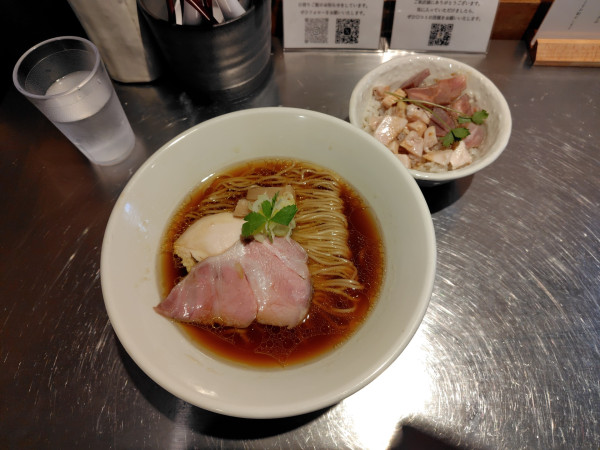 「地鶏の醤油らぁ麺900円、大山バターの炙り肉飯200円」@麺しかのの写真