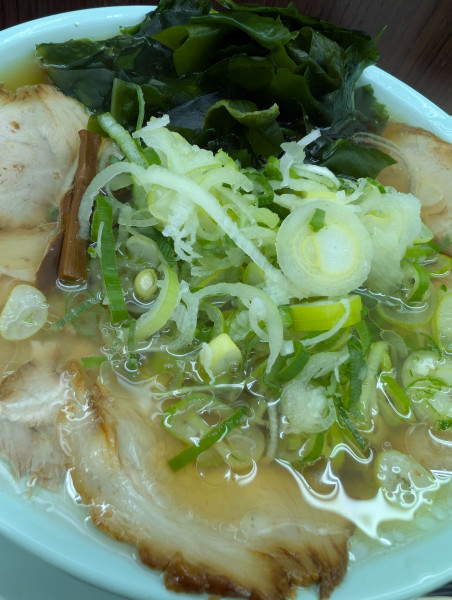 「わかめ中華そば・ネギ増し」@新橋ニューともちんラーメン 神保町店の写真