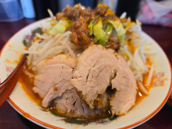 「大らーめん・カレっ豚8辛・紙エプロン(野菜アブラおまけA)」@ぶっ豚 京王稲田堤店の写真