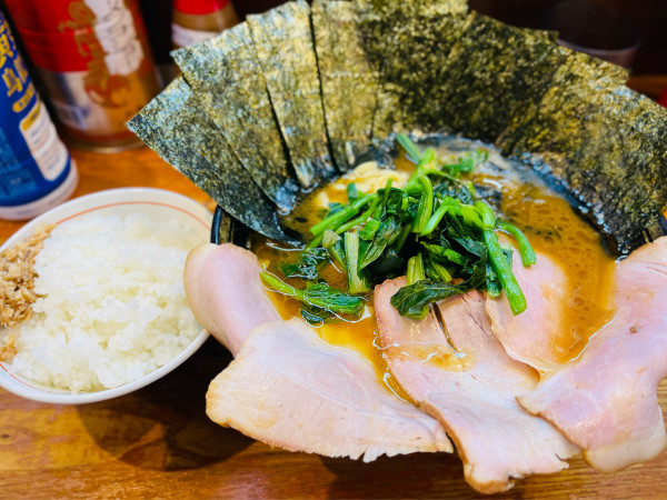 「中盛りチャーシューメン、のり、ライス」@末廣家の写真