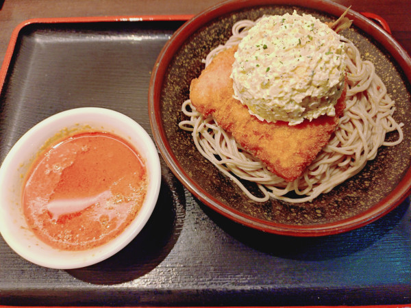 「（期間限定）かぶりつきタルタル『アジフライ』そば　７４０円」@めとろ庵 大手町店の写真