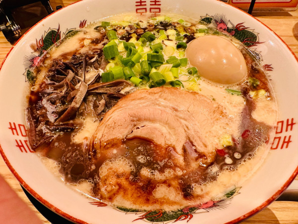 「味玉黒だるまラーメン【1000円】」@濃厚豚骨ラーメン だるま一家 府中分店の写真
