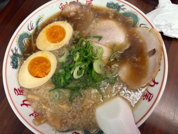 「京都背脂醤油味玉ラーメン（957円）」@ラーメン 魁力屋 竹ノ塚店の写真