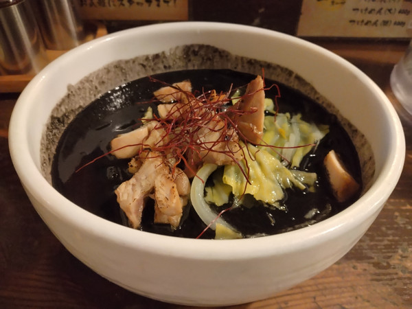 「鶏とイカ墨」@鶏の穴の写真