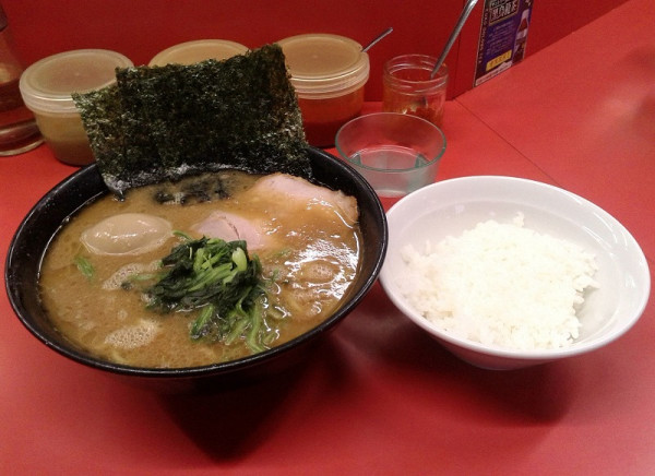 「ラーメン(900円)+味玉(130円)+ライス(180円)」@ラーメン杉田家の写真