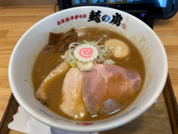 「味玉濃厚魚介中華そば」@自家製中華そば 麺の虜の写真