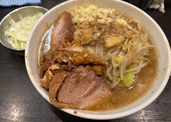 「ラーメン小+豚1枚+ねぎ」@マジックの道の写真