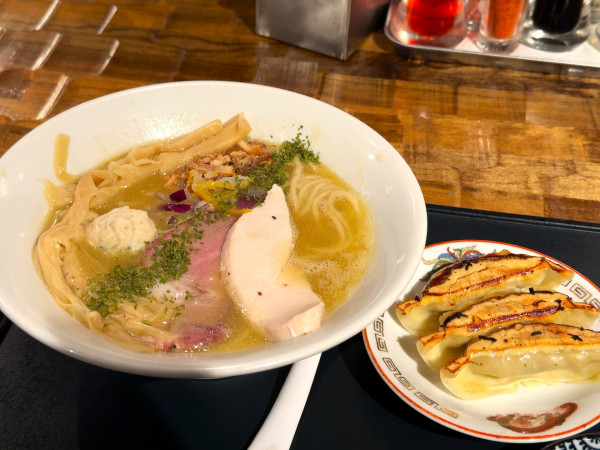 「濃厚鶏そば＋龍介餃子」@特級鶏蕎麦 龍介 PLAY atre TSUCHIURA店の写真