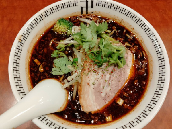 「スパイスラーメン半辛さ増し」@スパイス・ラー麺 卍力 秋葉原店の写真