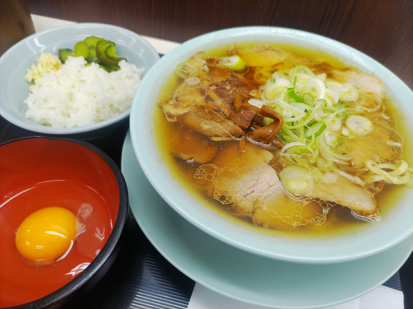 「中華そば 750円 生卵100円」@新橋ニューともちんラーメン 神保町店の写真