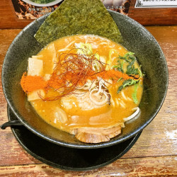 ピリ辛魚介豚骨ラーメン(1,050円)