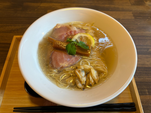 「貝出汁塩そば」@鶏と貝 MUUの写真