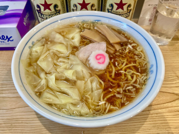 「サッポロ赤星３本＋賄い焼豚皿半熟玉子＋メンマ皿→ワンタンメン」@らーめん 高尾の写真