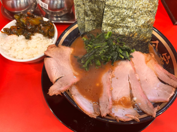 「燻製チャーシュー麺かため ライス」@大輝家直系家系ラーメン 大金家 亀有店の写真