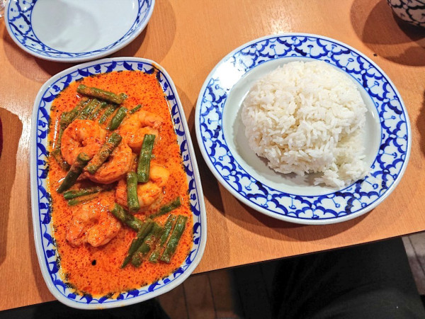 「いんげんと海老のレッドカレー＋ライス」@ムーハウの写真