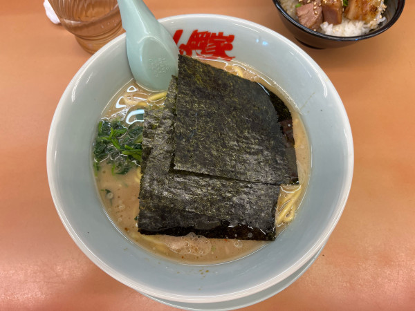 「醤油ラーメン、コロチャー丼」@ラーメン山岡家 野田店の写真