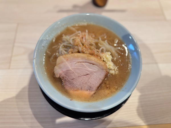 「ラーメン麺150gニンニク少なめ野菜少なめ1000円」@俺の生きる道 立川店の写真