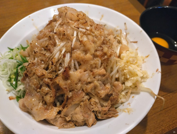 「汁なし小（生玉子付き）￥900」@めん屋 五坊の写真