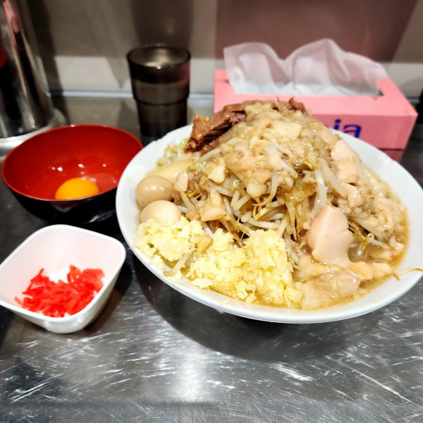 「らーめん ヤサイ多め、ニンニク多め、アブラ多め、紅生姜 生卵」@じゃっくぽっとの写真