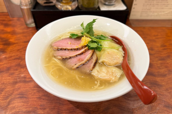 「【試作】鴨そば（塩）¥1500、海老ワンタン¥270」@三馬路 東京店の写真