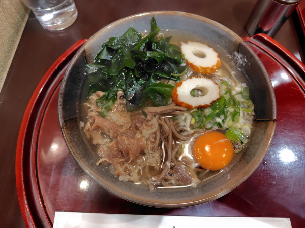 「肉そば660円、玉子120円、わかめ70円」@砂丘そばの写真