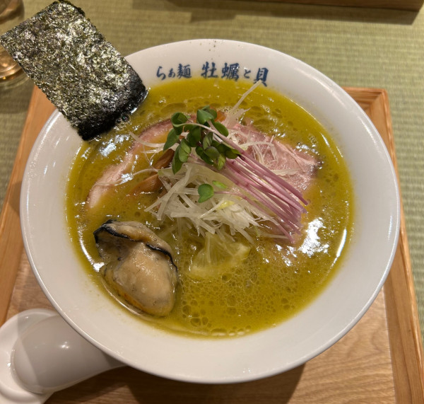 「濃厚牡蠣らぁ麺¥1080&牡蠣¥250」@らぁ麺 牡蠣と貝の写真