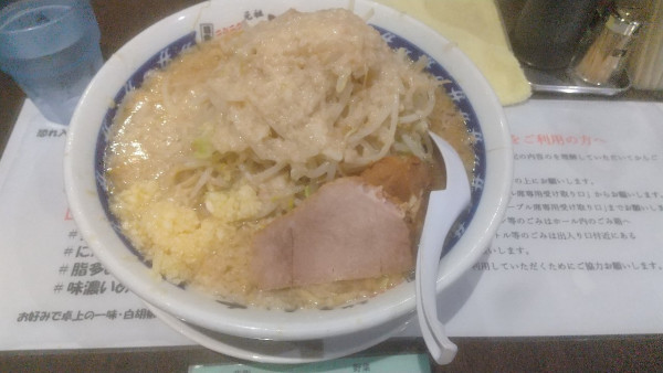 「らーめん大盛 硬め 背脂マシマシ 野菜多め(１２００円) にんに」@らーめん大 平井店の写真