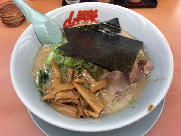 「醤油ラーメン(多め、濃いめ)+クーポンコロチャー、メンマ690円」@ラーメン山岡家 上尾店の写真