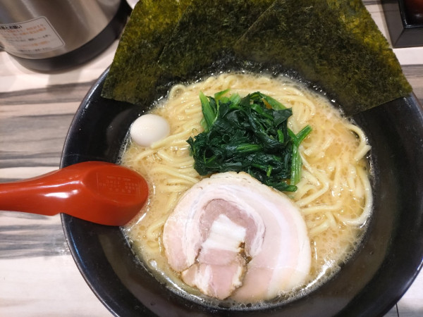 「醤油ラーメン大盛」@横浜家系ラーメン赤家 下赤塚店の写真