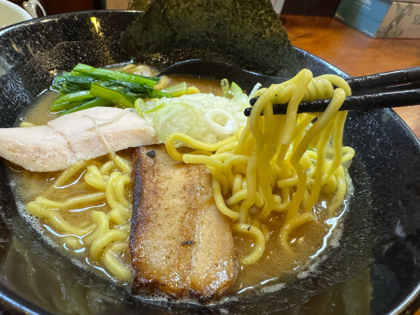 「鶏白湯らーめん950円」@三代目麺処 「まるは」極 船橋店の写真