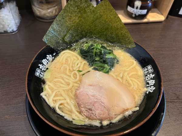 「家系ラーメン並」@横浜家系ラーメン 壱角家 西葛西店の写真