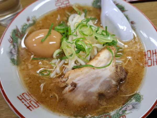 「味玉博多とんこつラーメン８１０円」@めんめん・かめぞうの写真