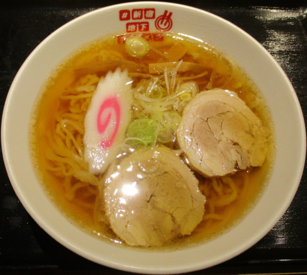 「＜佐野らーめん佐よし＞佐野青竹手打ち麺醤油「琥珀」980円」@#新宿地下ラーメンの写真