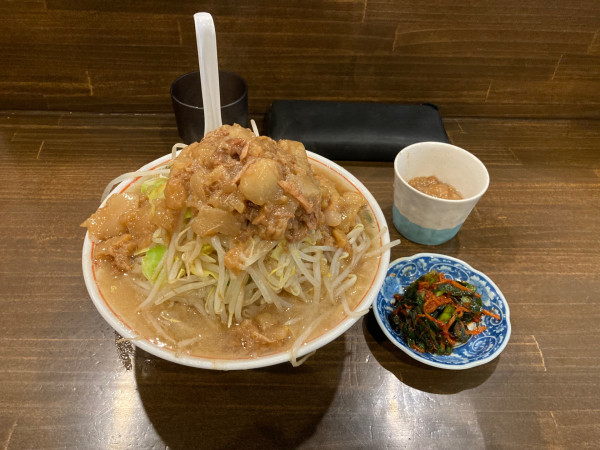 「ラーメン（豚抜き）+ニラキムチ」@男気らーめんアカギ 新田木崎店の写真