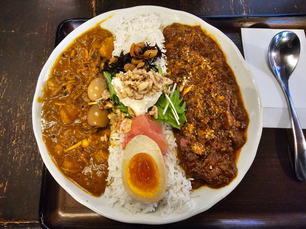 「2種あいがけカレー（ヨーグルトチキン＆ポーク）　1100円」@煮干結社 弘前店の写真