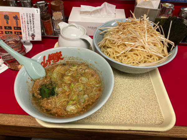 「味噌つけ麺大盛り+大盛り×2+白髪ネギ」@ラーメン山岡家 大泉店の写真