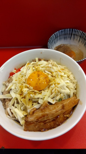「チーズカレーまぜそば+麺300g+チーズ+生卵」@まぜそばマゼロー 船橋店の写真