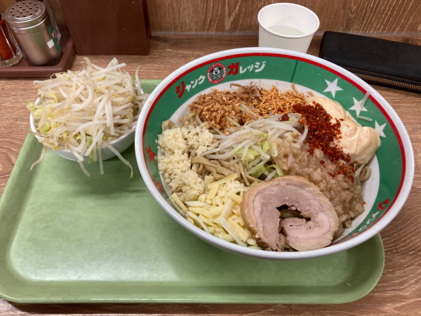 「まぜそば玉子なし倍盛り+野菜」@ジャンクガレッジ 太田店の写真